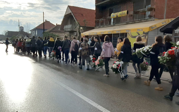 Од туге заплакао и свештеник, отац није испуштао бројаницу из руку: Цео Житковац стао да испрати Софију Накић