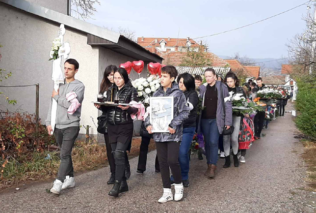 Са белим повезима испратили Софију Накић на вечни починак: Дуга колона другара и родбине на сахрани храбре девојчице (ФОТО)