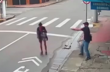 Погледајте снимак стравичног убиства: Бескућница тражила паре од пролазника, он је хладнокрвно упуцао (ВИДЕО)