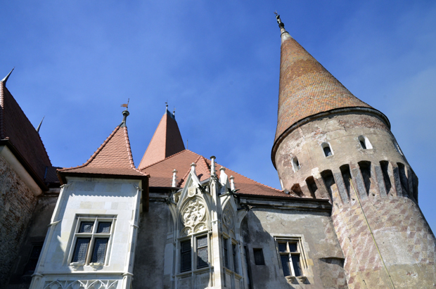 Дубоки подруми са справама за мучење, али и романтичне спаваће собе: Светска атракција на брегу изнад градића Хунедоара (ФОТО)