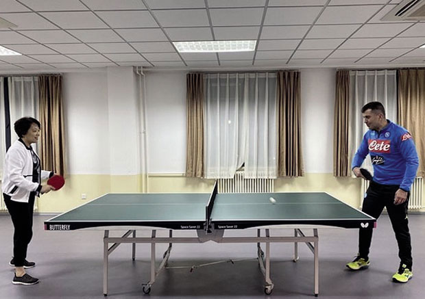 Шпијунка: Чен Бо и министар Ђорђевић одмерили снаге у тенису и  билијару