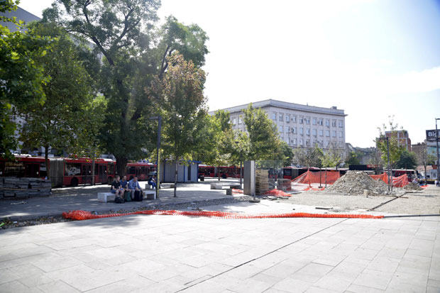 Уклањају 17 стабала са Савског трга: И Зеленило се укључује у радове на обнови платоа испред бивше Главне железничке станице