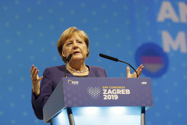 Кукасти крст као добродошлица: Меркелову и госте из ЕПП у Загребу дочекао нацистички симбол