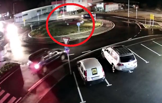 За овог возача кружни ток не постоји, али поштује правило десне стране: Још један снимак бахате вожње (ВИДЕО)