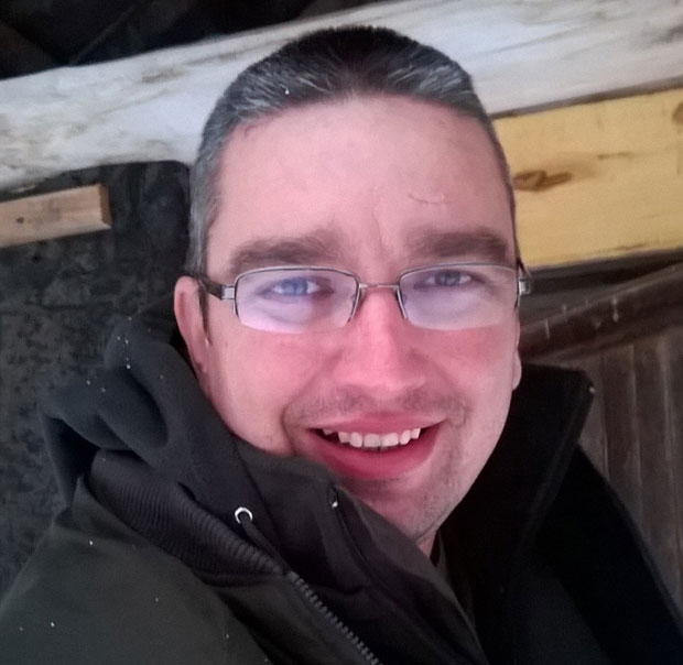 Почео сам да причам са њим, у једном тренутку је окренуо главу и ја сам скочио на пушку! Ово је професор из Велике Плане који је савладао помахниталог нападача у школи!