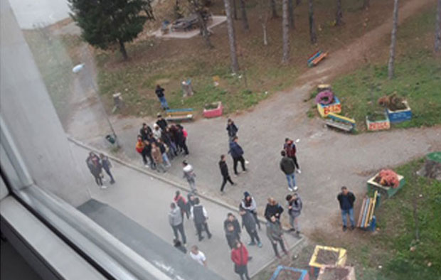 Тресем се, пуцњава у мојој школи!: Прве слике из школе у Великој Плани, трагедија избегнута захваљујући професору који је савладао нападача! (ФОТО / ВИДЕО)