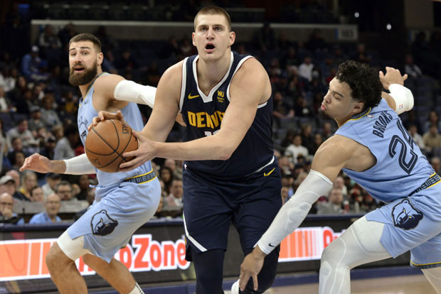  Трипл-дабл доминација Јокића у сенци повреде: Престрављена хала се ујединила у молитви за Вокера, изнели га на носилима! (ВИДЕО)