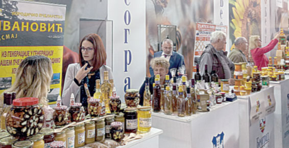 Милан пече сир са сланином, путером и пршутом: Специјалитет посебног шмека пробајте на Београдском сајму