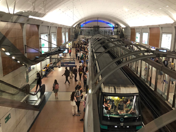 Записи из Париза: У моди су разбијени екрани мобилних телефона