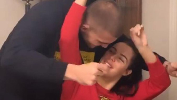 Цеца у пиџами, Богдана и Вељко у загрљају: Како се у вили Ражнатовића спремају за свадбу деценије (ВИДЕО)