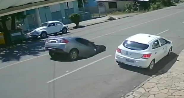 Земља се отворила: Џиновска рупа на путу прогутала аутомобил (ВИДЕО)