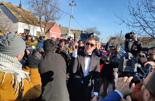 Вељко стигао по младу у Тител: Игра се и пева испред Богданине куће, Цеца пресрећна, младожења оборио јабуку из прве: Пуцам на тату (ФОТО+ВИДЕО)