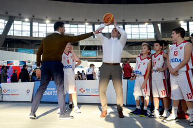 
Шпијунка: Вања Удовичић и Никола Јановић одмерили снаге ван базена