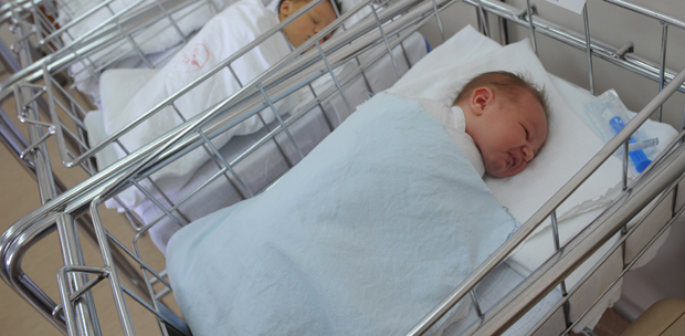 Мој син је жив, лекари су га отели: Јасмини месец дана после рођења наводно мртве бебе стигао позив за вакцинацију