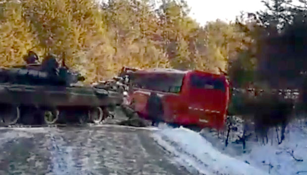 Погледајте руску “војну интервенцију”: Кад аутобусу затреба шлеп служба, ту је ТЕНК (ВИДЕО)