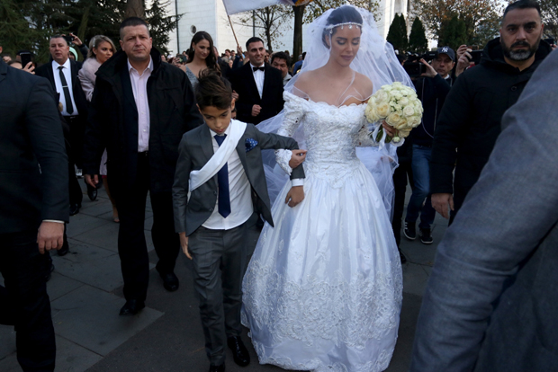 У једној је рекла да, у другој одиграла први плес, у трећој секла торту: Три раскошне венчанице Богдане Ражнатовић (ФОТО)