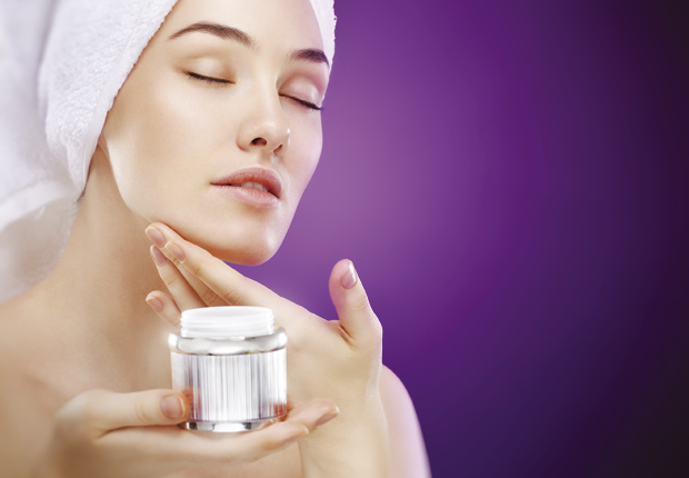Важно је како мажете крему на лице и врат: Само правилним наношењем кожа упија све неопходне састојке
