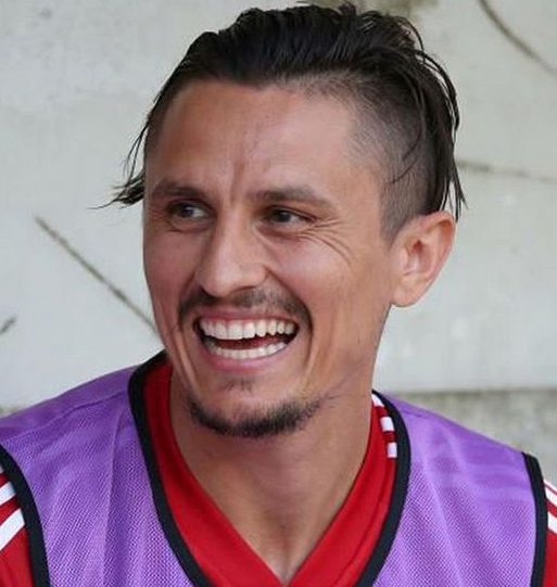 Фејса на прсима носи своју каријеру, а на леђима историју и религију православља (ФОТО)