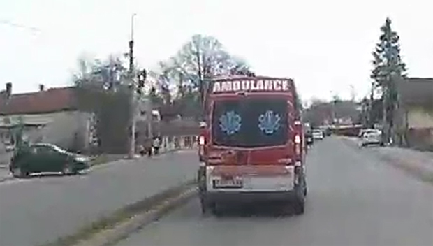 Минути су одлучивали: Погледајте снимак неустрашиве вожње из санитета, којим су омамљени радници из Трстеника превезени у рекордном року (ВИДЕО)