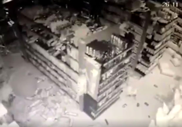 Све се тресе, роба лети са рафова: Земљотрес за неколико секунди направио хаос у радњи, камере све снимиле  (ВИДЕО)