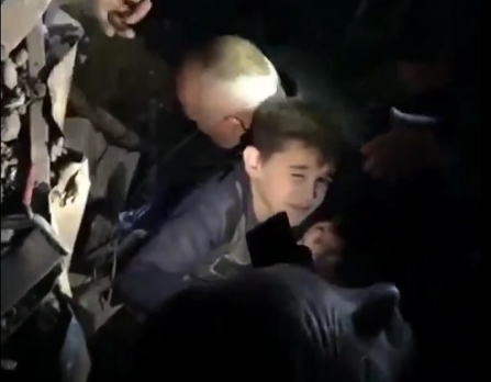 Призори из Албаније као са ратишта: Дечака износе из рушевина, чује се запомагање “тата, тата” (ВИДЕО/ФОТО)