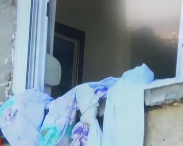 Земљотрес зграду “скратио” за два спрата, породица нашла креативан начин да побегне (ФОТО)