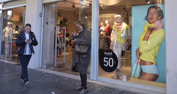 Купите лед-телевизор за 9.500 динара, кућне апарате јефтиније и до 50 одсто: Шта трговци нуде током великих снижења, црни петак недељу дана