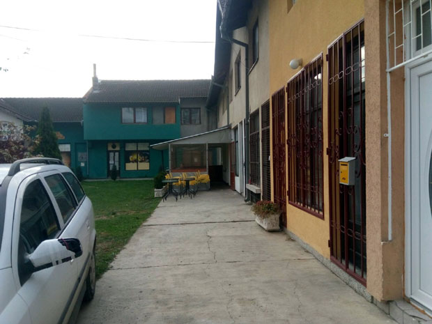 Пио са пријатељима у кафићу, платио туру, па пуцао себи у главу из службеног пиштоља: Полицајац се убио наочиглед гостију, спаса му није било!