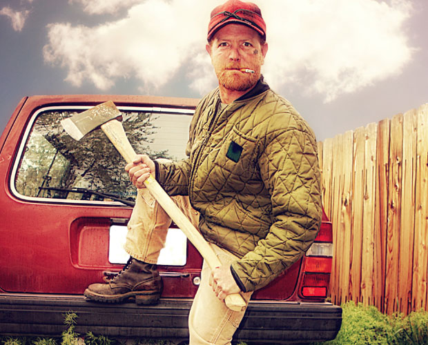 Секиром разбио ауто, напао жену па провалио комшији у кућу и претио му пиштољем