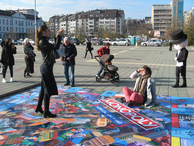 “Монопол” са мотивима Српске Атине играју на улици, поред “Спенса”: Новосађани добили још једну атракцију