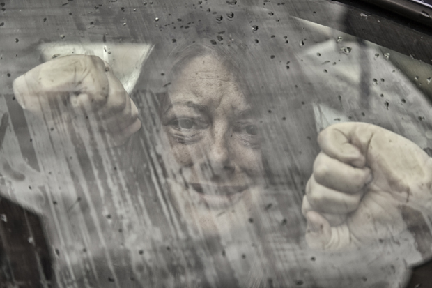 Покушај отмице: Девојку хтели да увуку у ауто