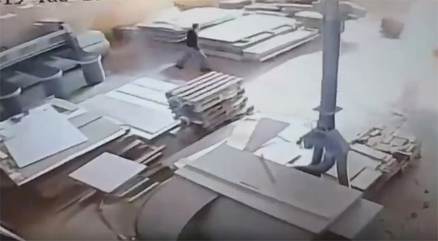 Погледајте успаничене босанске раднике како беже због земљотреса: Чим се затресло, почели да трче