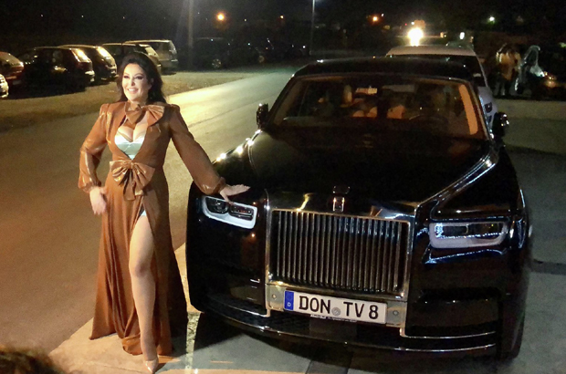 Драгана Мирковић у гламурозној хаљини: Певачица својом појавом засенила на снимању новогодишњег програма (FOTO)