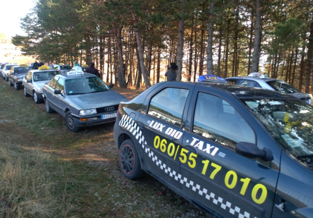 Понашају се као окупатори: Пиротски таксисти и грађани протестовали против понашања миграната