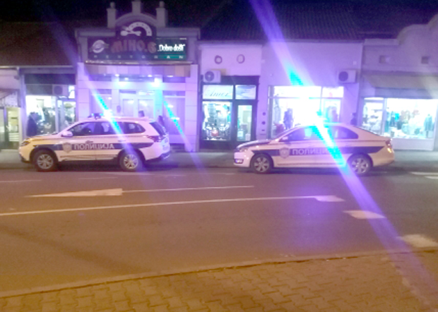 Маскиран и с пластичним пиштољем упао у мењачницу, није очекивао овакву реакцију раднице, па је побегао празних шака