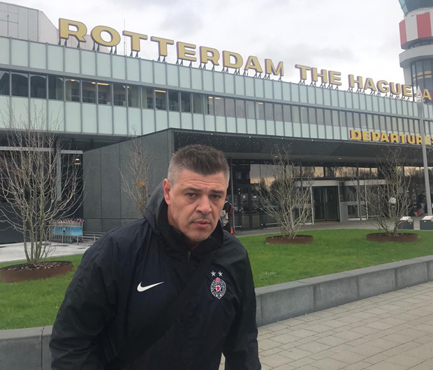 Фудбалери Партизана, сат касније од планираног, стигли у Ротердам