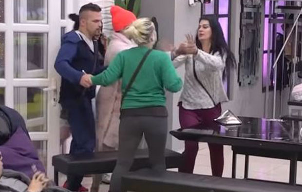 Жесток сукоб у Задрузи: Обезбеђење једва раздвојило Сашку Каран и Ермину Пашовић