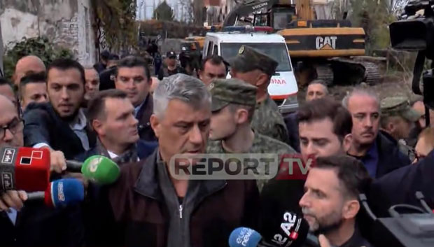 Тачи је давао изјаву новинарима, када је одједном све почело да тресе: Камере забележиле тренутак када је регион погодио нови земљотрес (ВИДЕО)