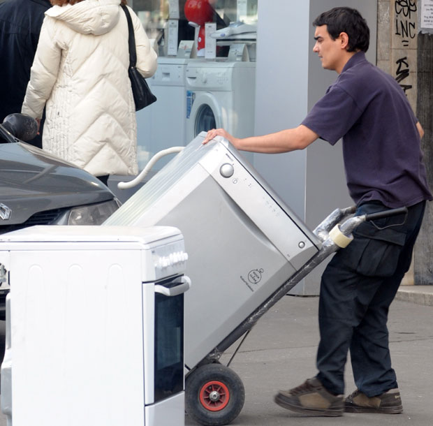 Достављаће фрижидере и око поноћи? Шта нам доносе нови прописи о снабдевању и кућном реду