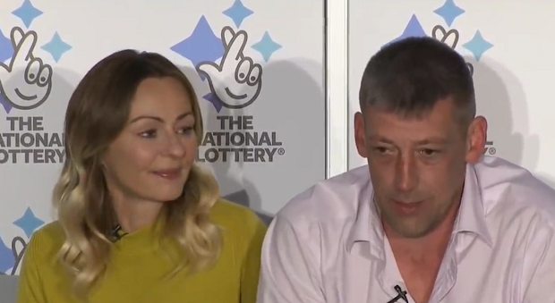 Постао милионер, али наставља да ради на грађевини: Брачни пар не жели да их добитак на лутрији промени (ВИДЕО)