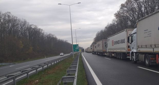 Мигранти им претили ножевима: Напали возаче камиона на Батровцима, хтели да се превезу преко границе