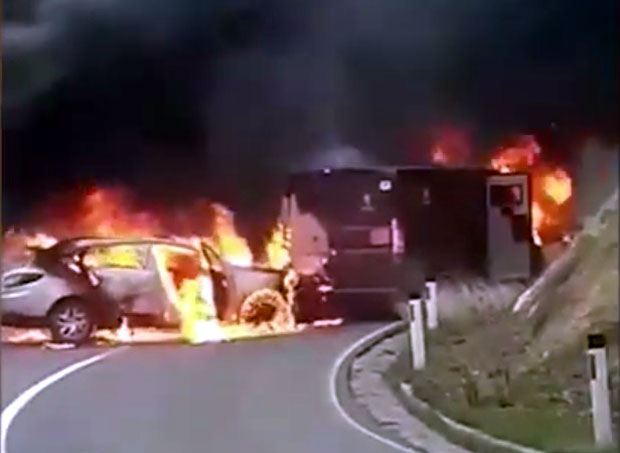 Возила у пламену и пуцњава код Лепосавића: Нападачи кренули ка Копаонику? (ВИДЕО)