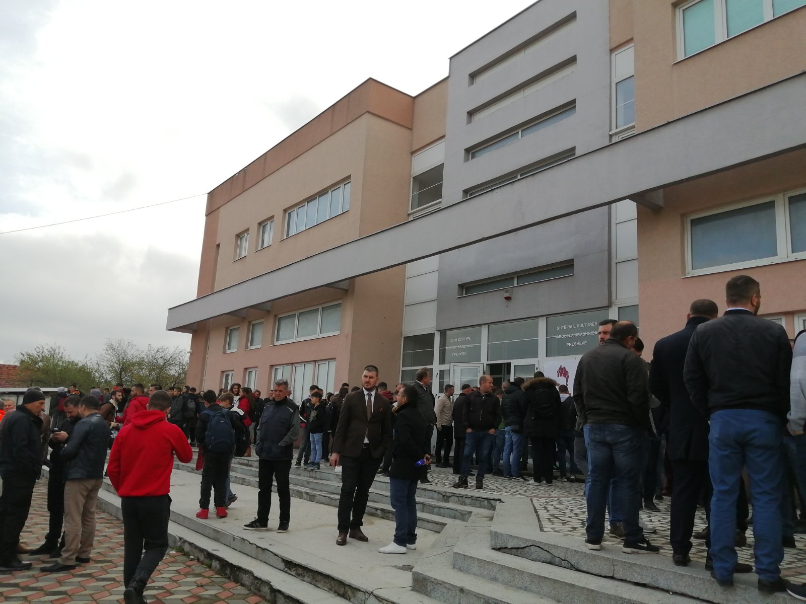 Уместо протеста одали почаст жртвама земљотреса: Завршен скуп у Прешеву, поновљени захтеви Албанаца (ФОТО/ВИДЕО)