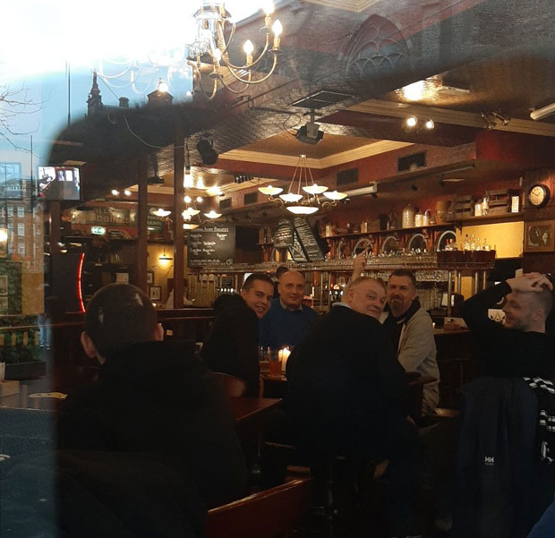 Навијачи Партизана са Енглезима убијају време до утакмице у Хагу (ФОТО)