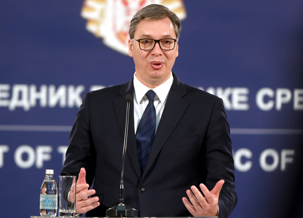 Нин уклонио фотографију са пушком упереном у Вучића, председник одговара: Нишане ме јер не дам рекет