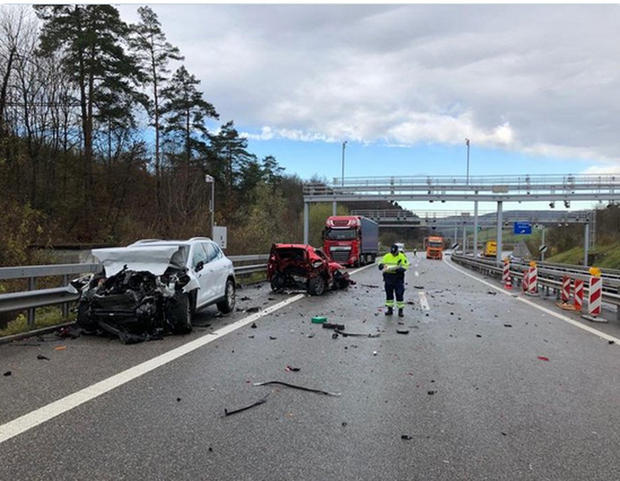 Језив призор у Швајцарској: Црногорац са поршеом се закуцао у други ауто, у њему сви остали мртви на лицу места (ФОТО)