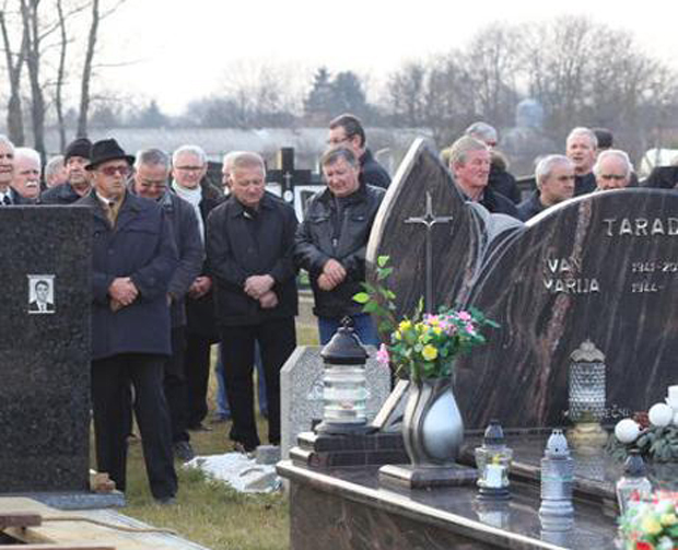 Сећате се Јасмине Доминић? Убијена је секиром, сестра је крила њено тело у замзивачу 19 година а на њеној сахрани се појавио дух, ево о чему се ради (ФОТО)