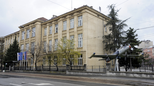 Дечак хтео да закуца кош на физичком, проклизао и пао на чело: Детаљи несреће у Ваздухопловној академији