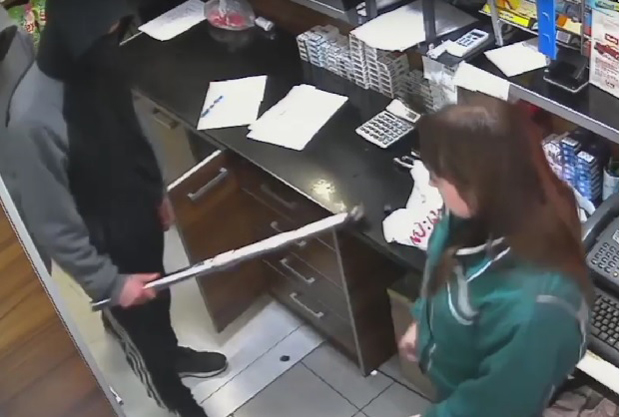 Тинејџери упали са шипкама, опљачкали пумпу, па отишли на пиво: Шокантан снимак разбојништва у Алексинцу (ВИДЕО)