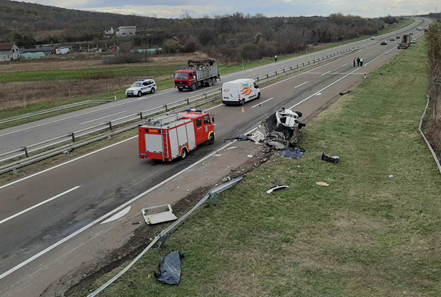 Полиција, ватрогасци и Хитна помоћ на ауто-путу: Прве слике стравичног удеса код Ниша у ком су страдале три особе (ФОТО/ВИДЕО)